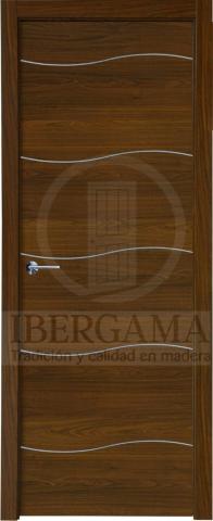 Puerta de madera oscura con metal ondulado