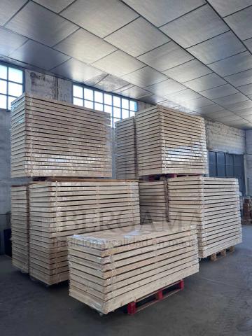 puertas exterior madera stock