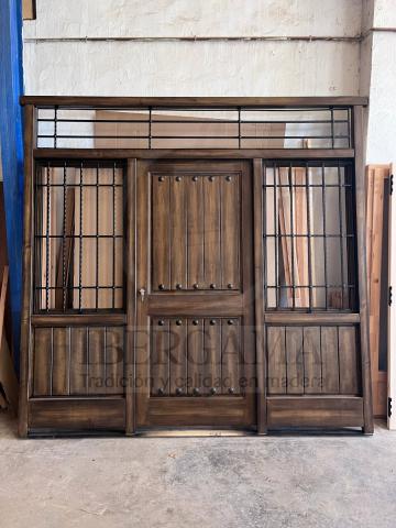puerta de madera grande
